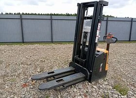 Специальное предложение Штабелер самоходный CHL CDD15J