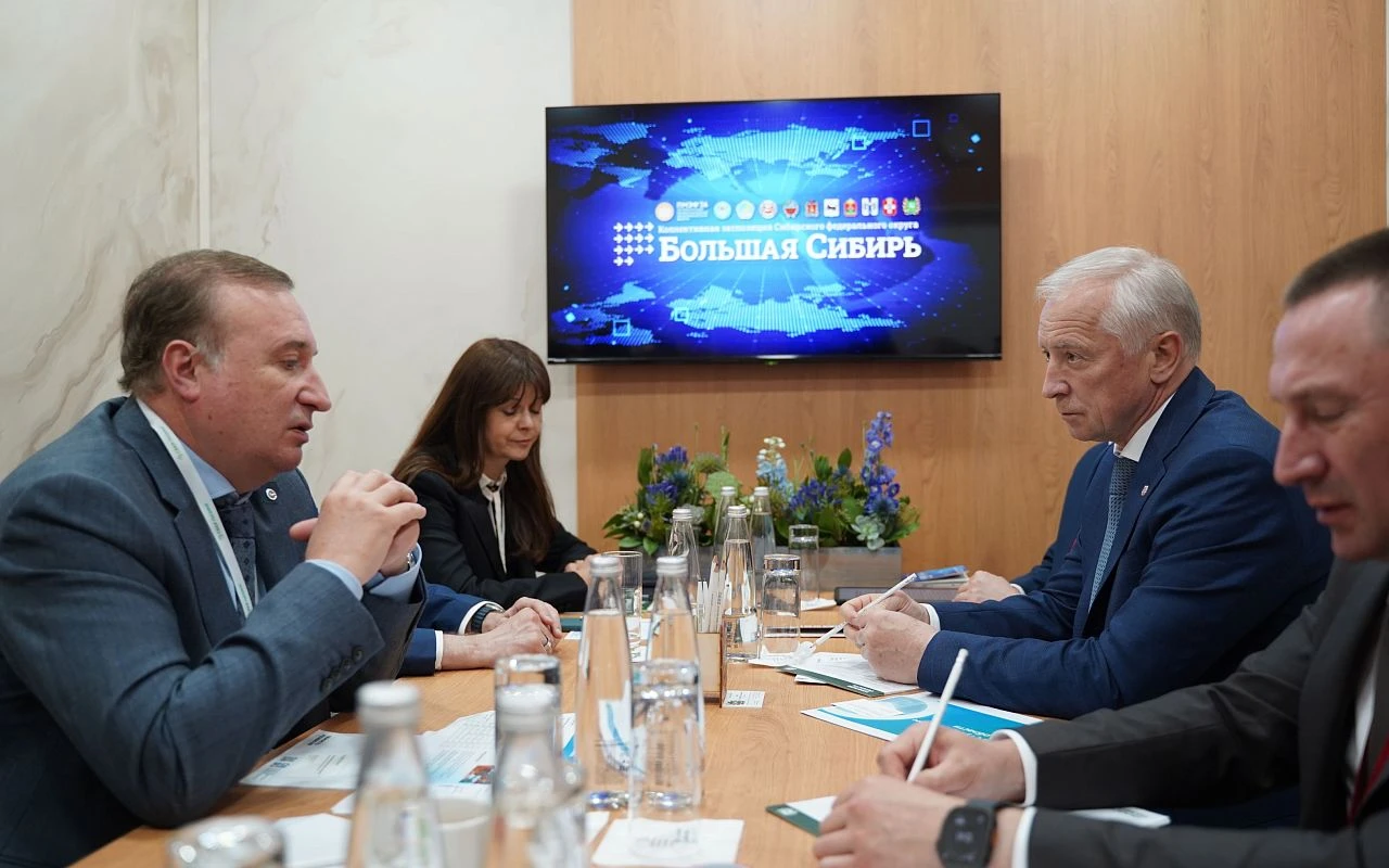 На ПМЭФ-2026 состоялась встреча губернатора Томской области Владимира Мазура и генерального директора СберЛизинга Виктора Вентимилла Алонсо