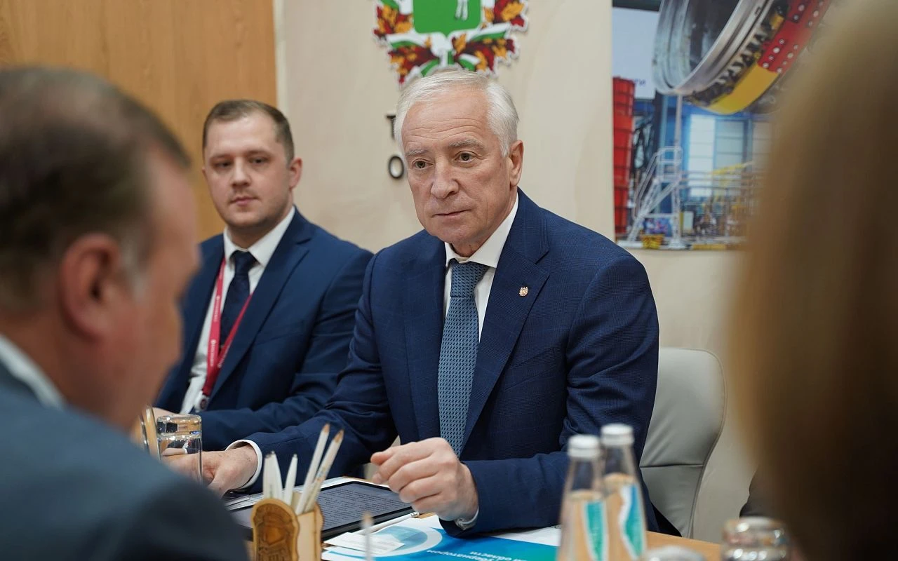 На ПМЭФ-2026 состоялась встреча губернатора Томской области Владимира Мазура и генерального директора СберЛизинга Виктора Вентимилла Алонсо